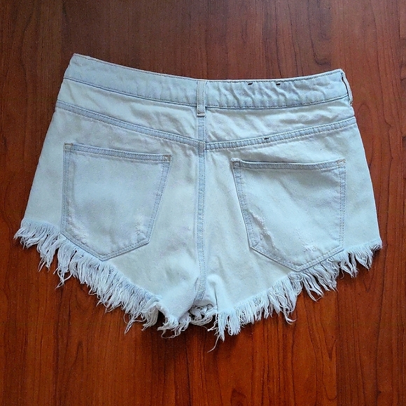 High waist distressed denim shorts by Divided - Picture 2 of 3